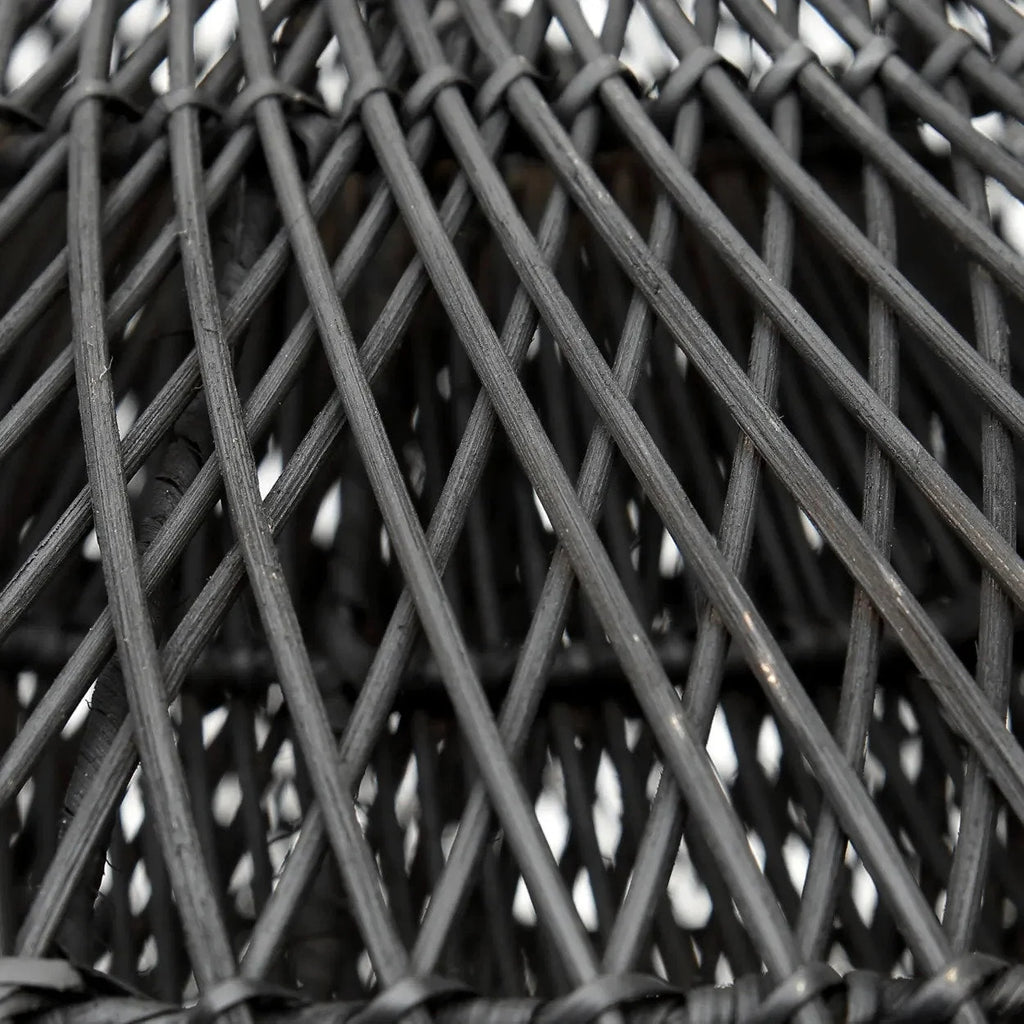 Matériau en rotin noir gris foncé tissé, idéal pour meubles ou accents décoratifs