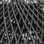 Matériau en rotin noir gris foncé tissé, idéal pour meubles ou accents décoratifs