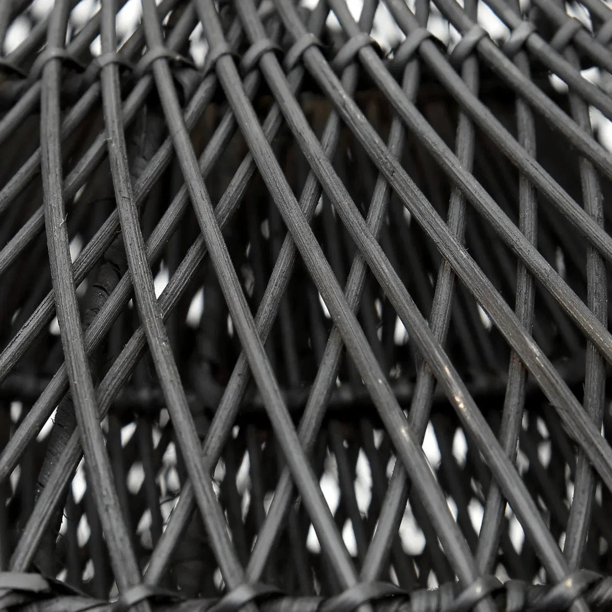 Matériau en rotin noir gris foncé tissé, idéal pour meubles ou accents décoratifs