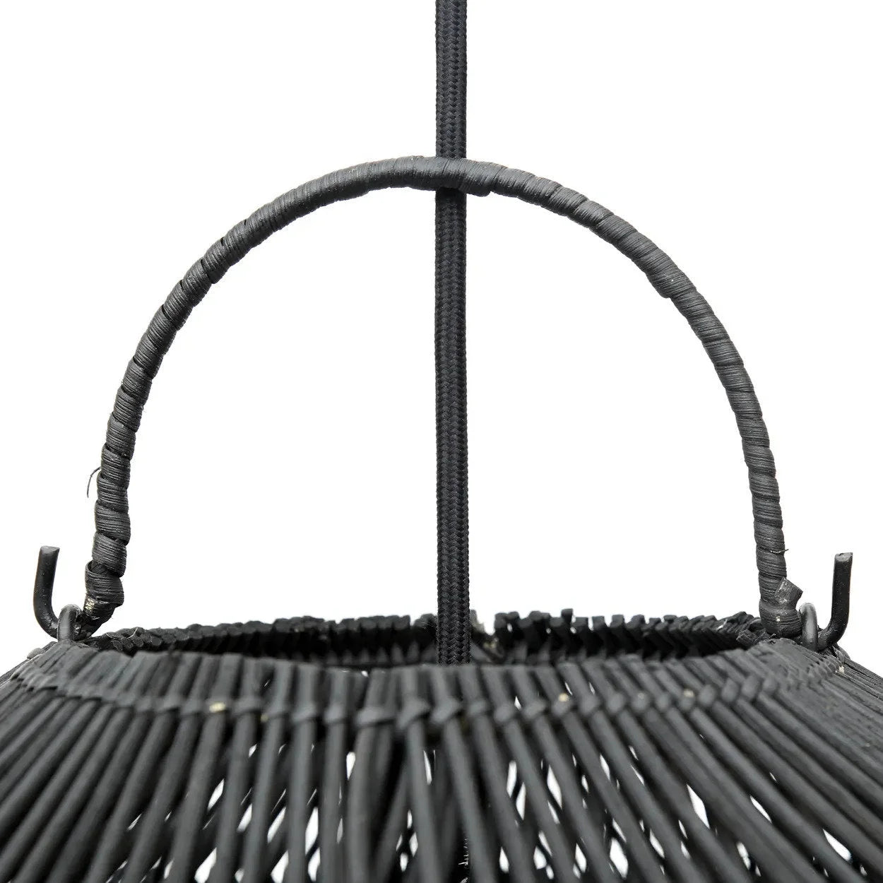 Suspension en rotin noir 60 cm forme nuage artisanale avec boucle de poignée