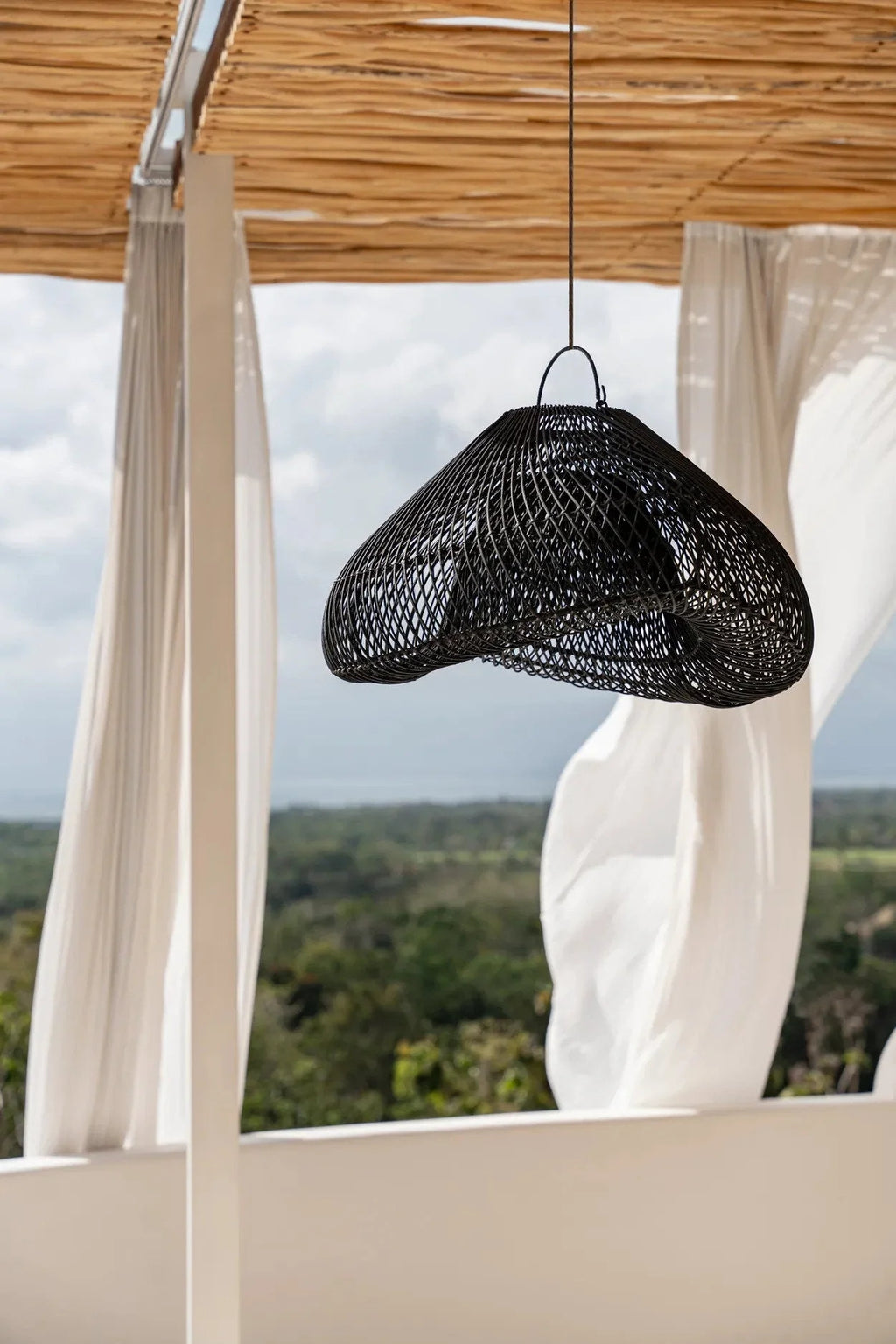Luminaire suspendu en rotin noir tressé de 60 cm en forme de nuage artisanale