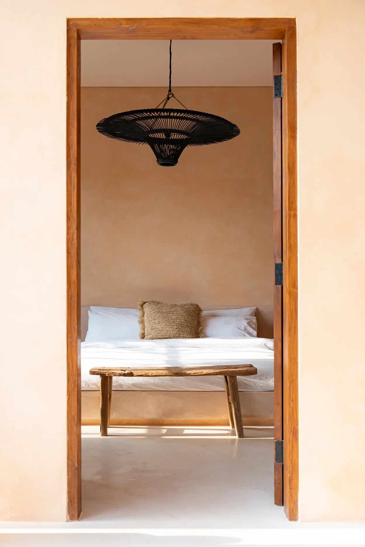Vue de la chambre à travers la porte avec Suspension en rotin noir 60 cm forme pendentif