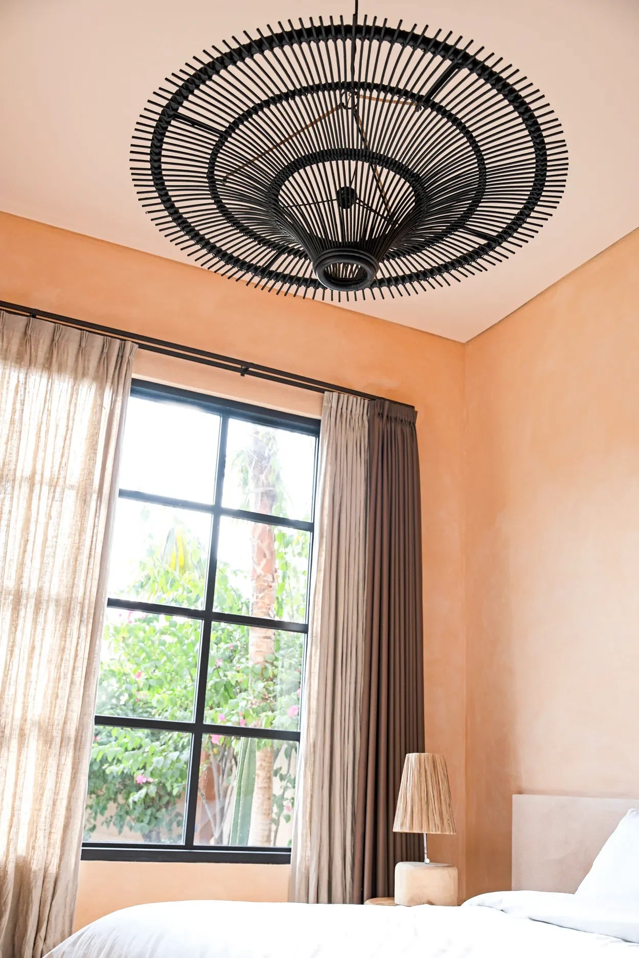 Luminaire suspendu en rotin noir de 60 cm, forme pendentif élégante et moderne