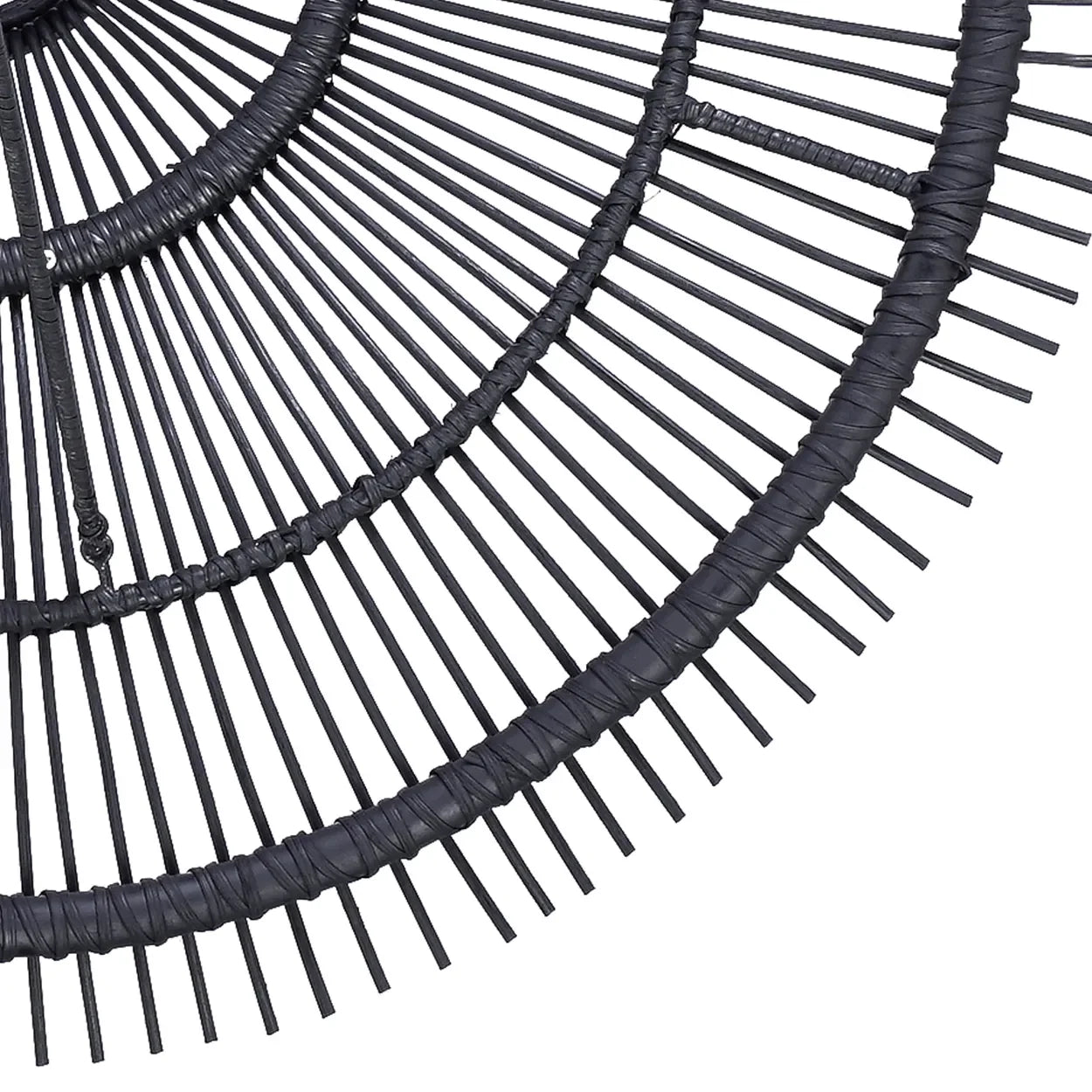 Détail de la chaise en rotin noir pour suspension en rotin noir 60 cm forme pendentif élégant