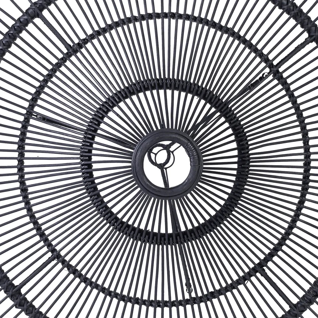 Suspension en rotin noir de 60 cm avec abat-jour en tissage élégant en forme de pendentif