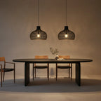 Suspension en rotin noir ajouré forme gourde Ø42 cm au-dessus table