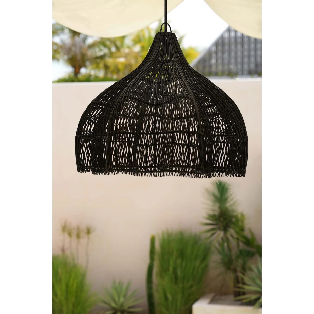 Suspension en rotin noir forme fouet 60x60 cm, luminaire en rotin tressé noir