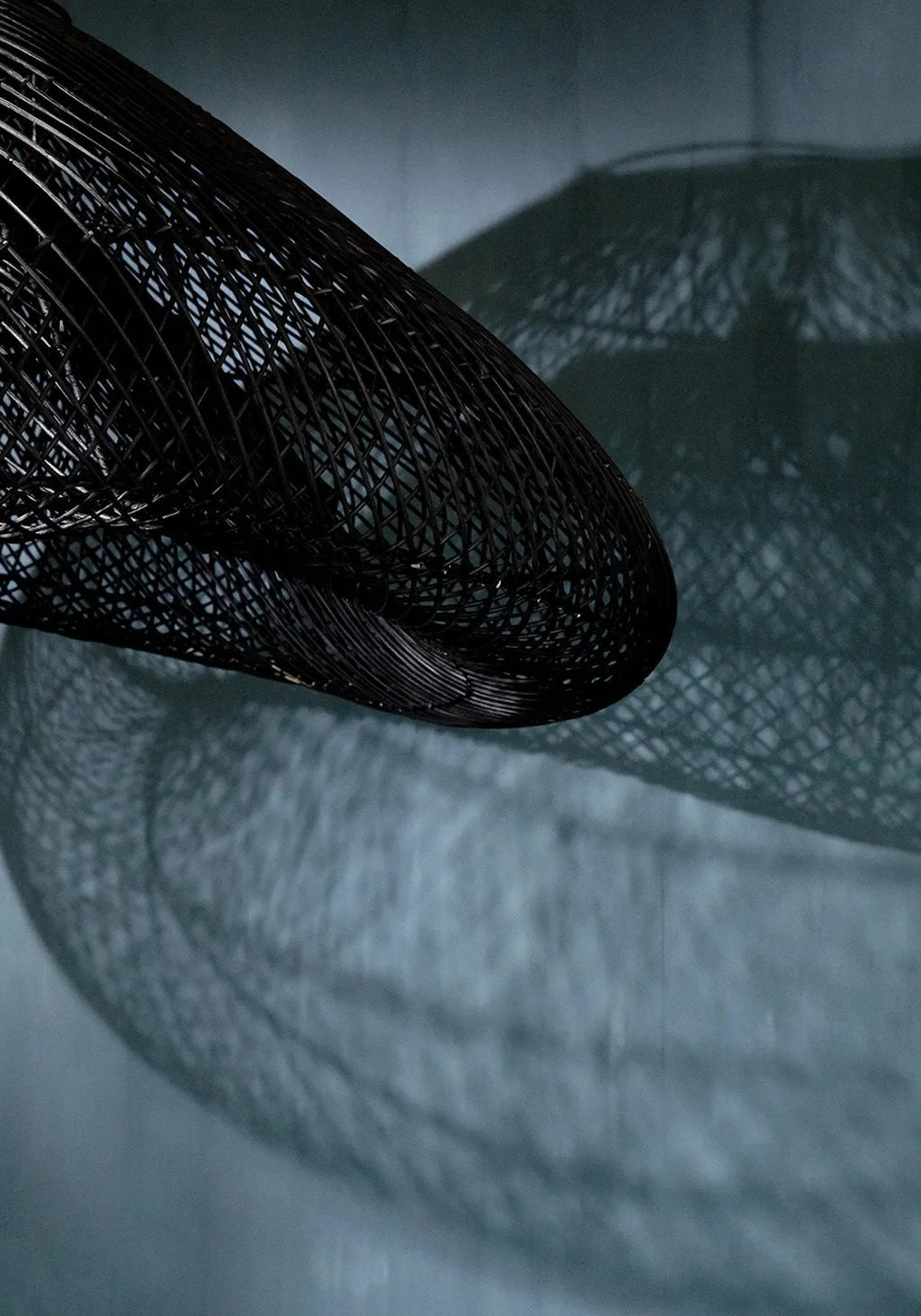 Suspension en rotin noir ajourée XXL Ø120 cm moderne