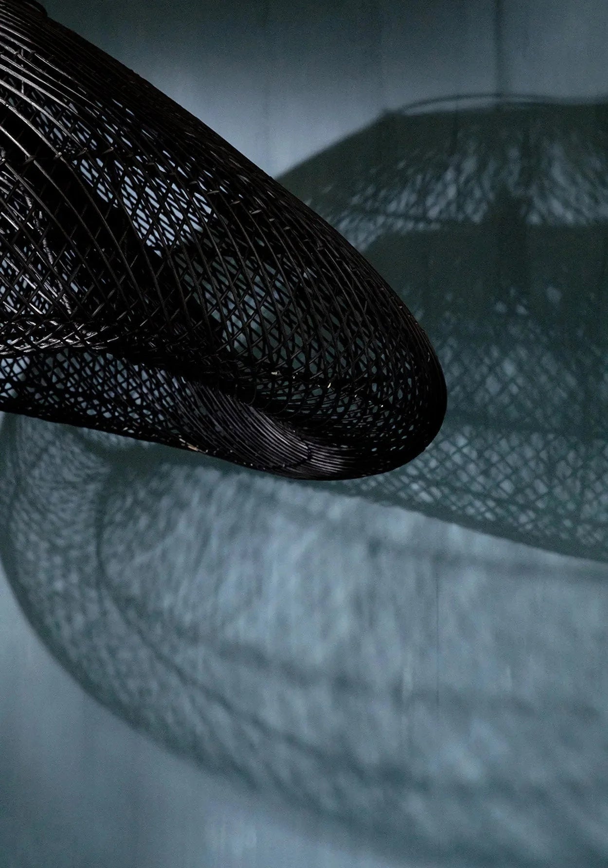 Suspension en rotin noir ajourée XXL Ø120 cm moderne