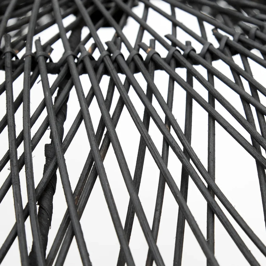 Suspension en rotin noir ondulée avec tissage étroit en rotin ou wicker