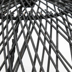 Suspension en rotin noir ondulée avec tissage étroit en rotin ou wicker