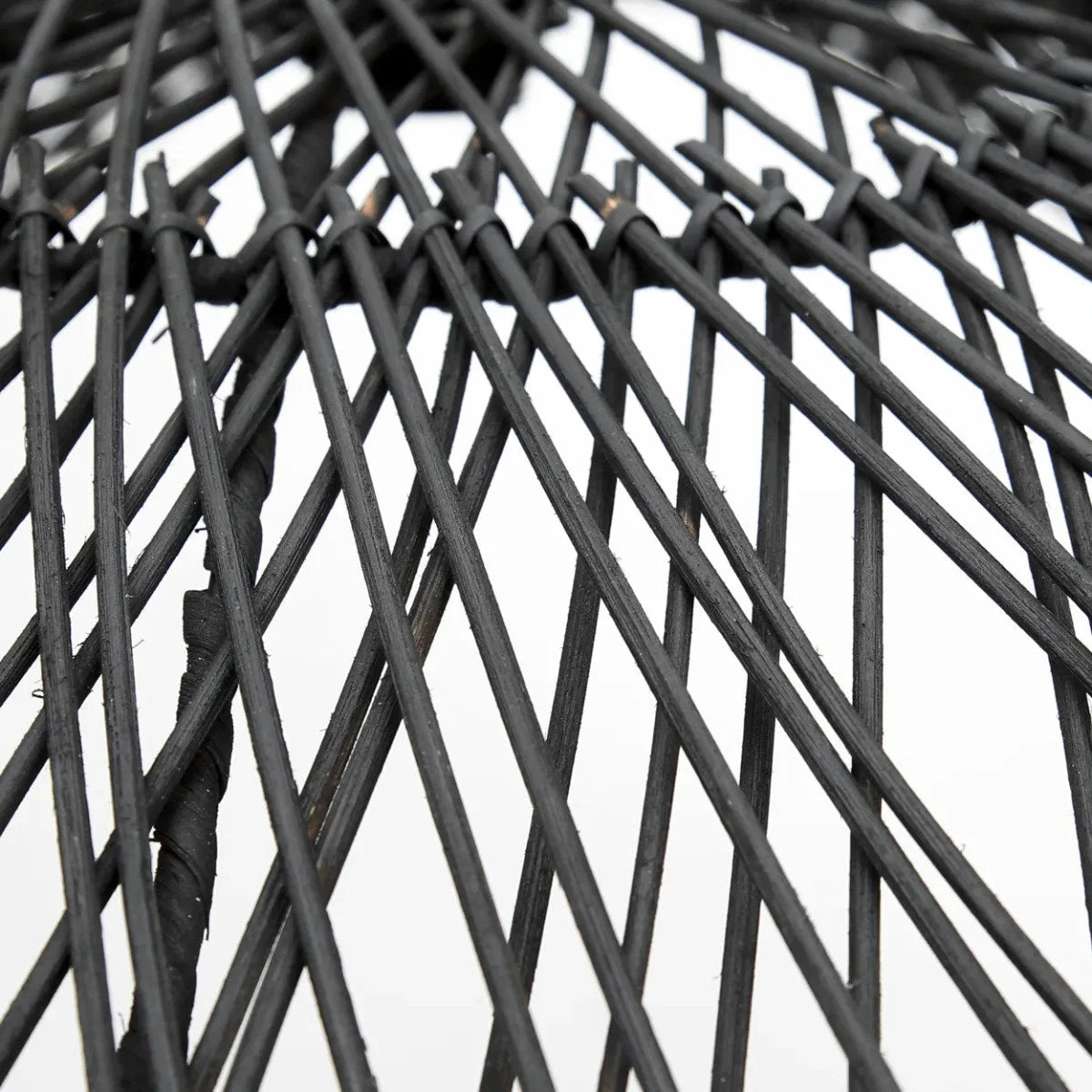 Suspension en rotin noir ondulée avec tissage étroit en rotin ou wicker