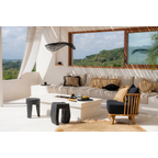Coin salon extérieur avec canapé modulable clair, fauteuil foncé, table blanche et tabourets