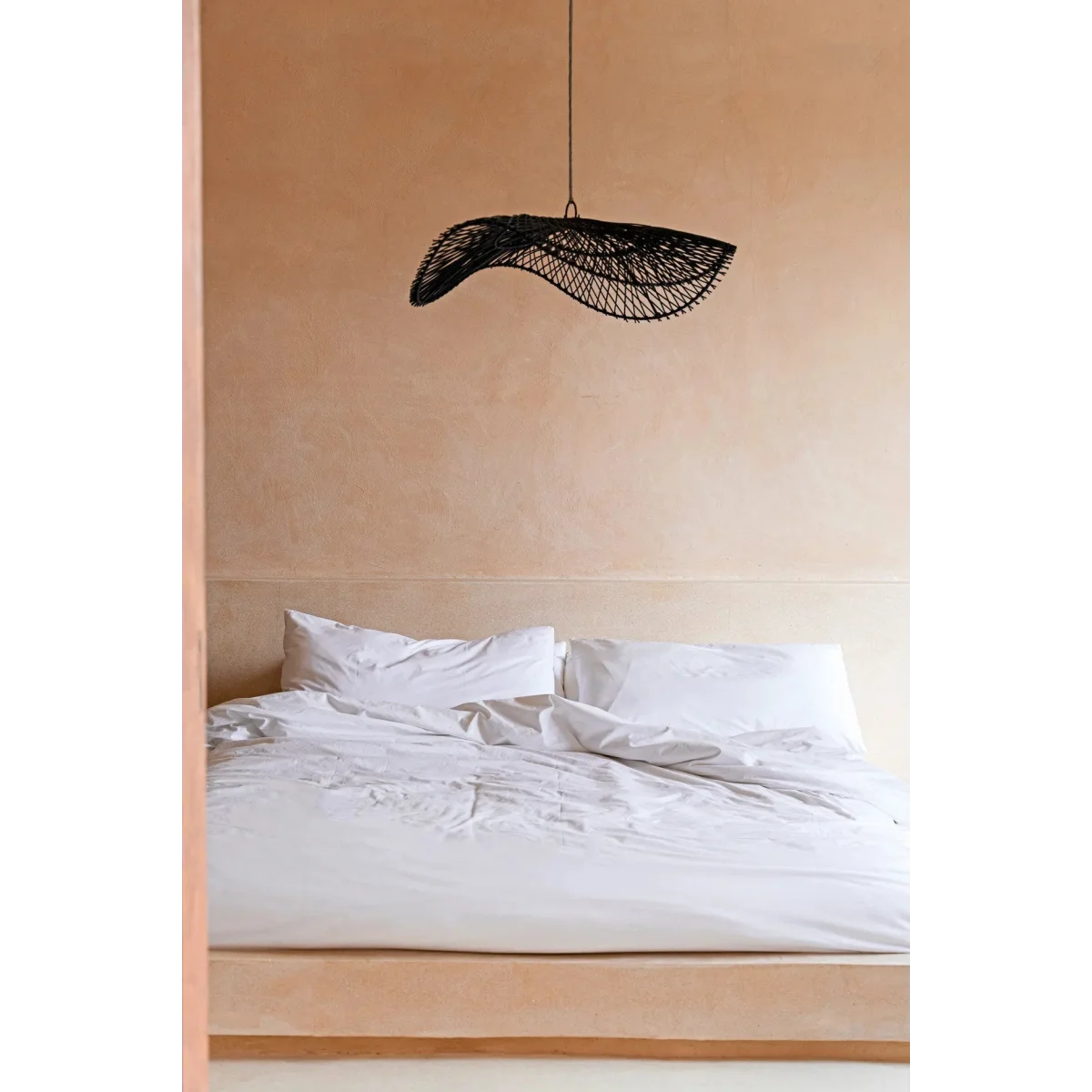Suspension en rotin noir ondulée de 75 cm avec lampe pendentif en rotin noir