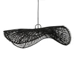 Suspension en rotin noir ondulée avec forme allongée et motif tissé élégant