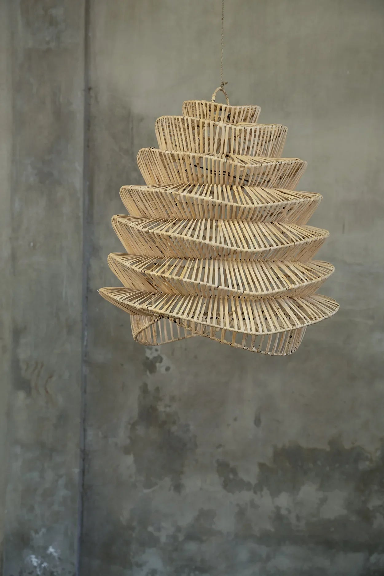Lustre suspendu en rotin ondulé naturel avec motif spiralé et design à plusieurs niveaux