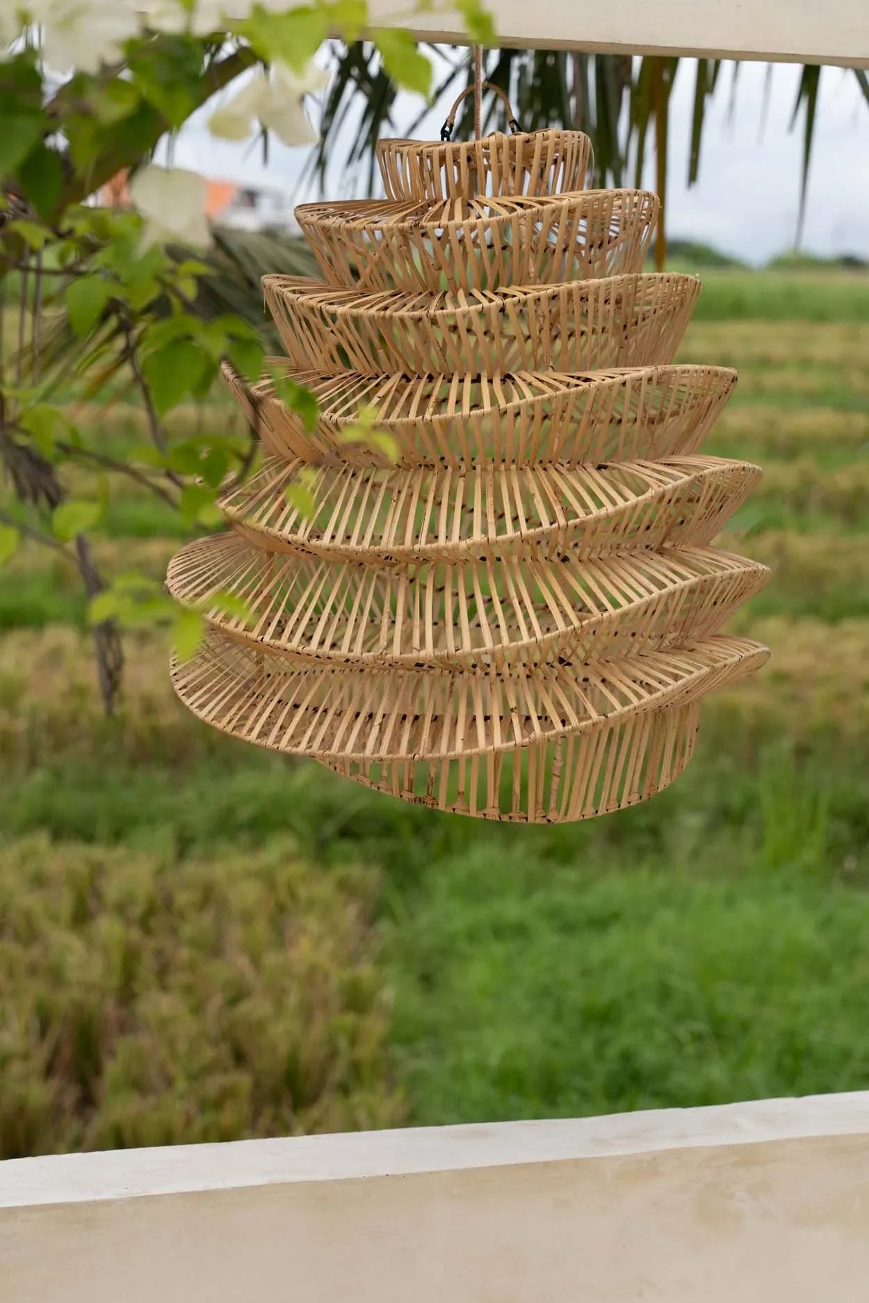 Abat-jour en rotin tressé en forme de lampes à plusieurs niveaux avec motif spiralé