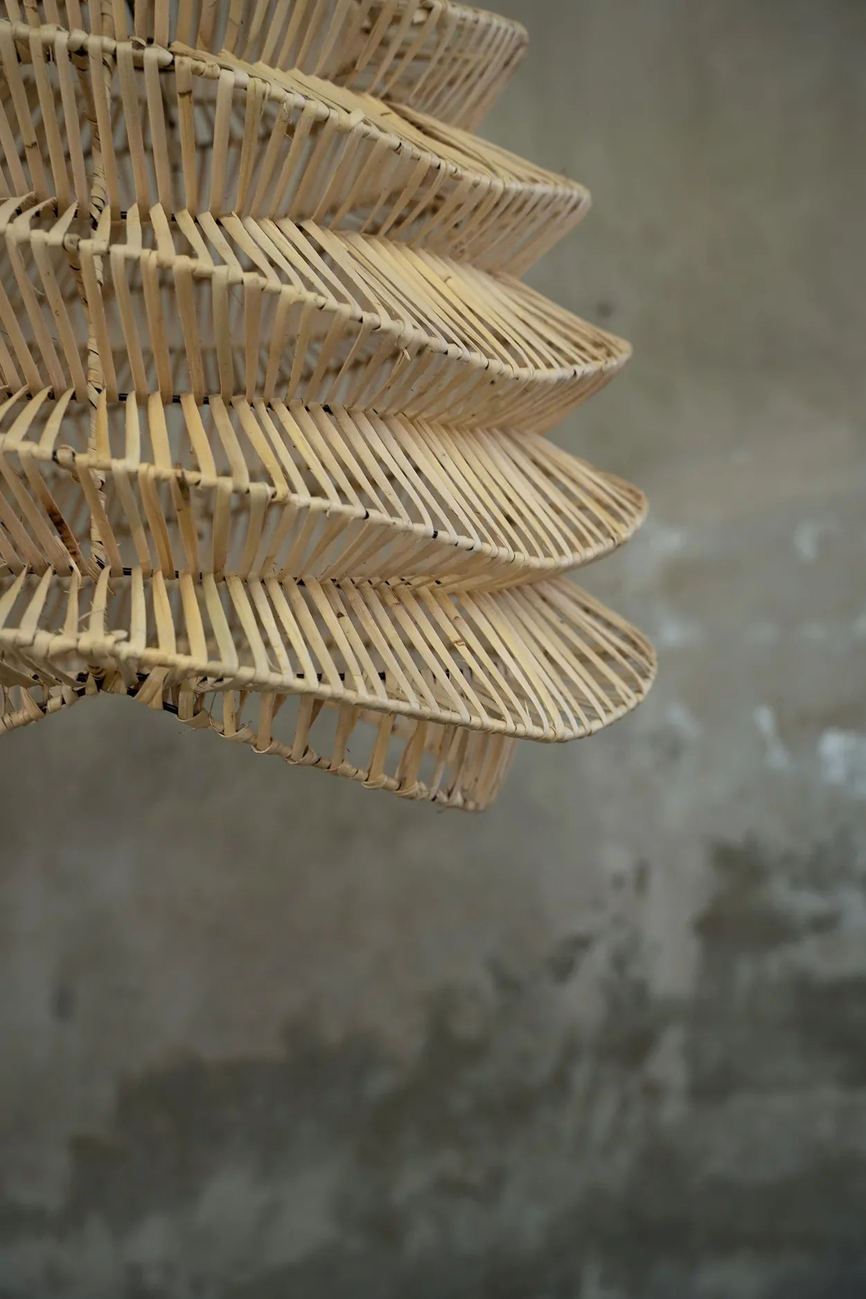 Abat-jour en rotin tressé et stratifié naturel avec motif spiralé, diamètre 55 cm