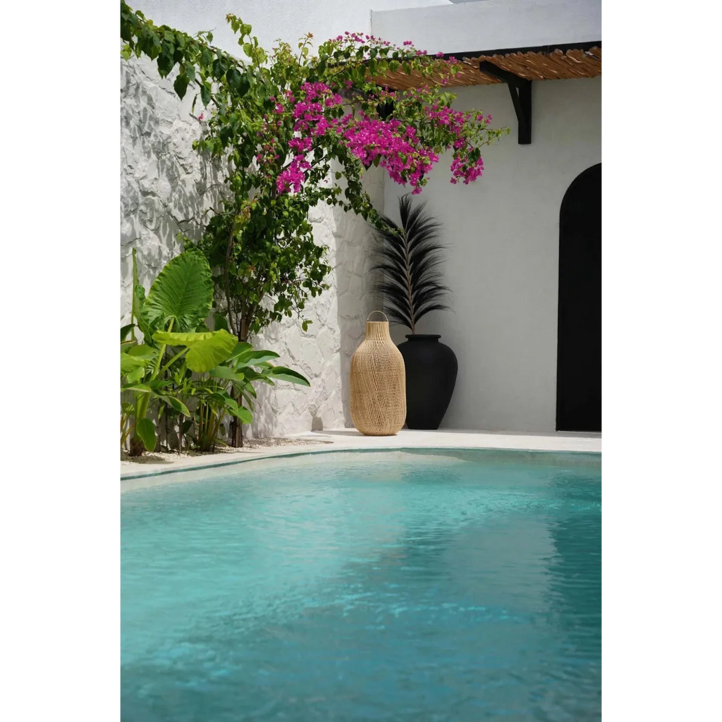 Piscine de jardin avec eau turquoise claire dans un environnement extérieur élégant