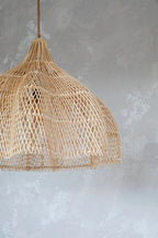 Suspension en rotin tressé naturel forme fleur ajourée avec abat-jour en forme de cloche