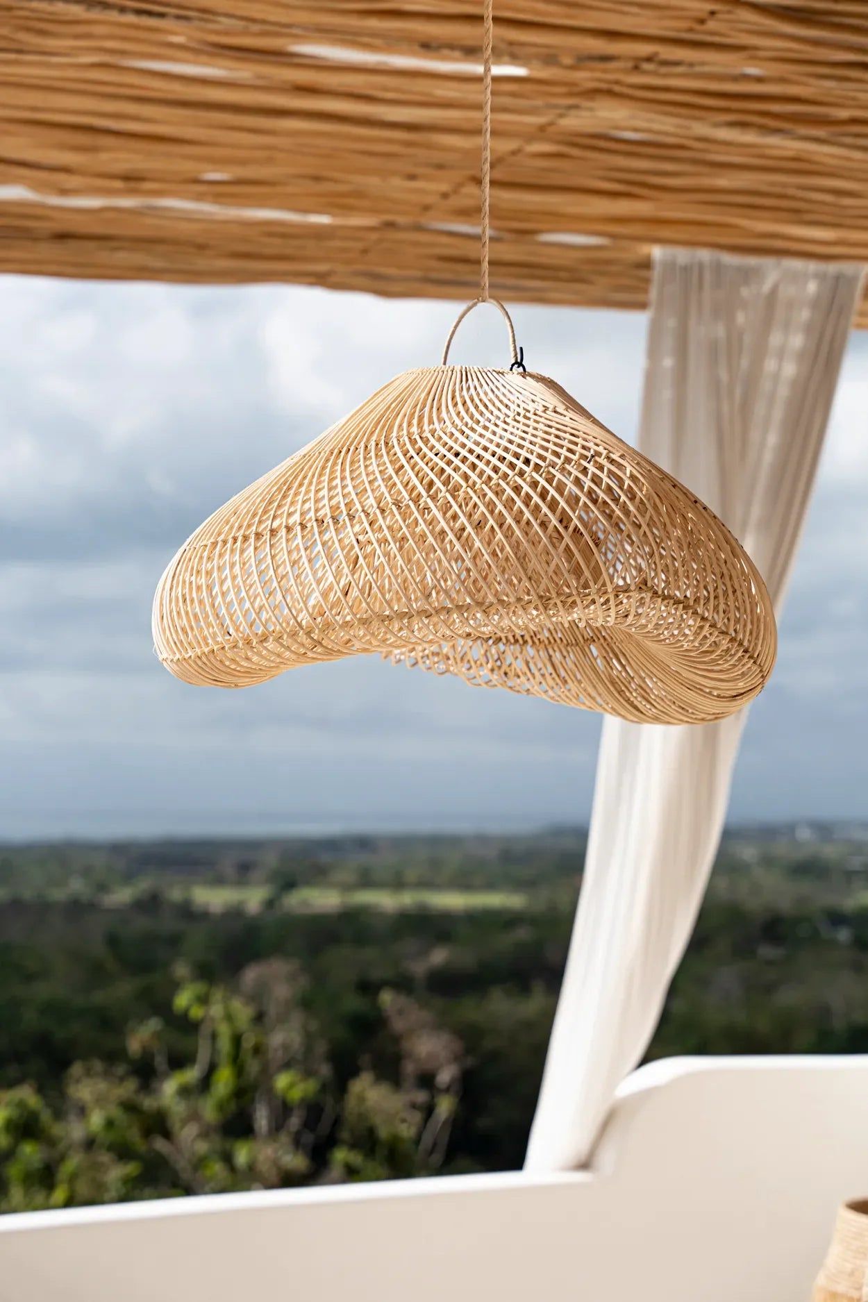 Suspension en rotin tressé naturel en forme de nuage avec luminaire en osier