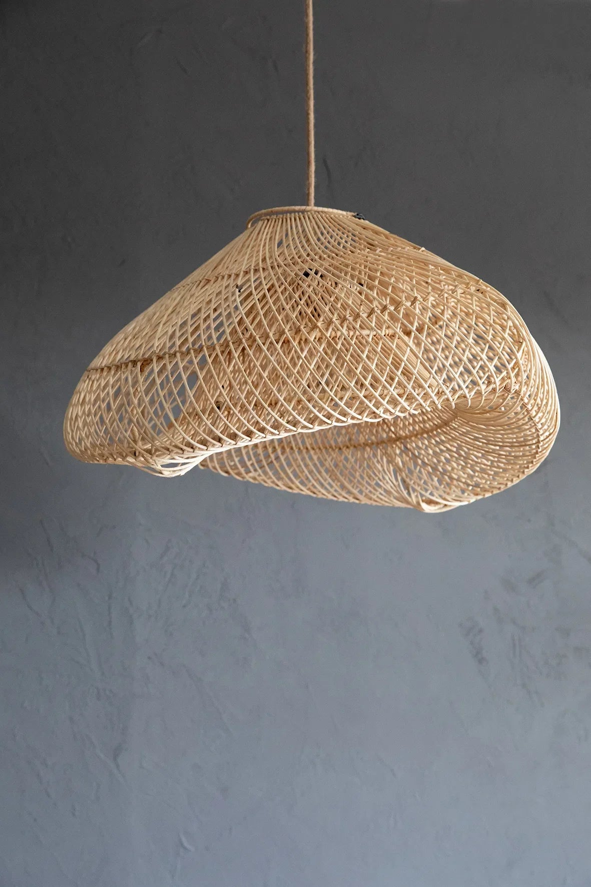 Suspension en rotin tressé naturel forme nuage avec lampes suspendues design airy