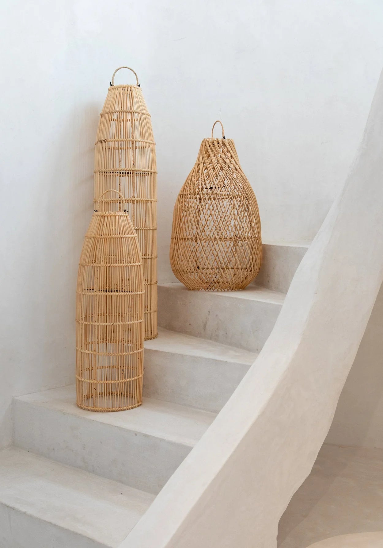 Lanterne en rotin tressé naturel suspendue en forme ovale ajourée H60 cm