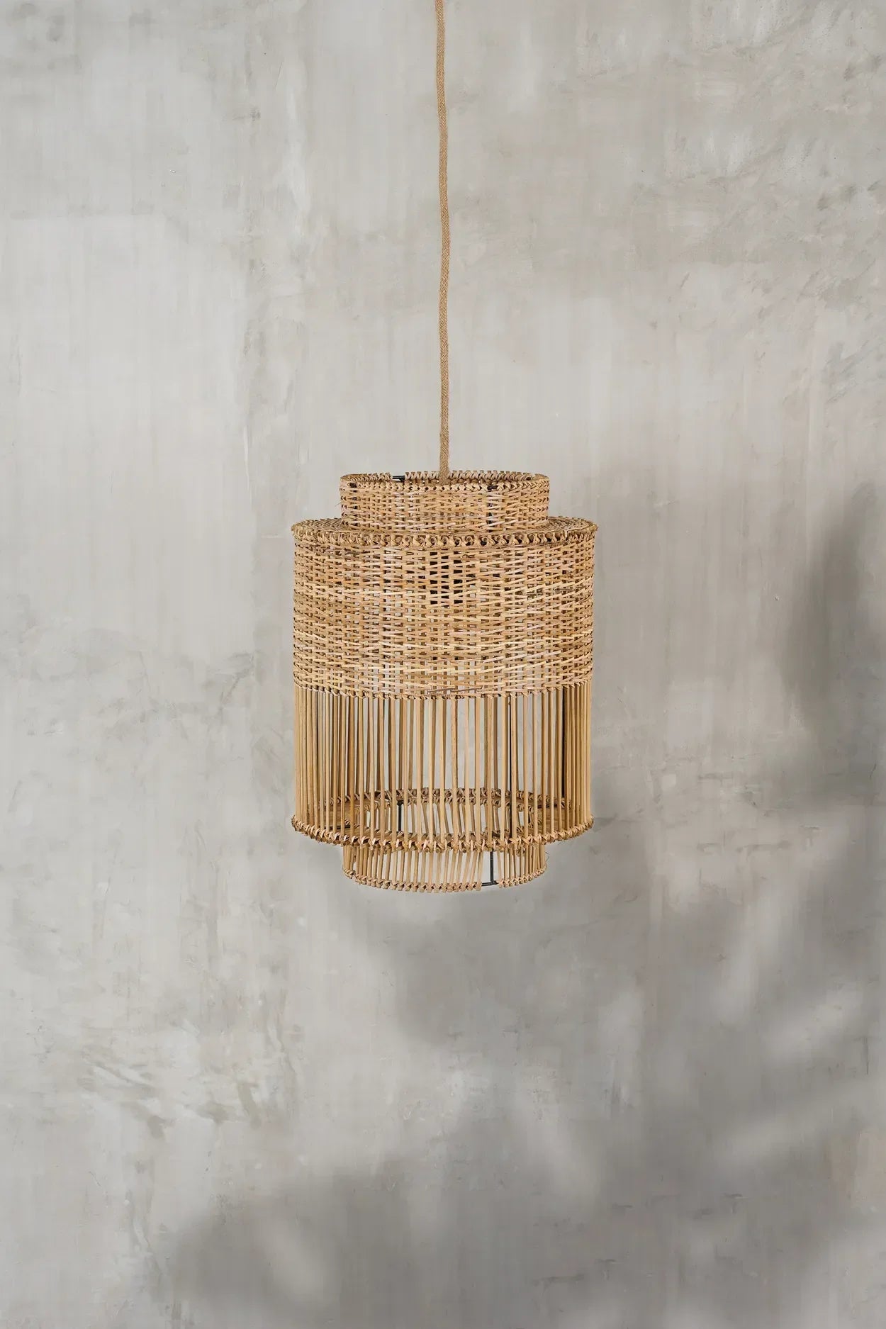 Suspension en rotin tressé naturel silhouette à niveaux avec lampes intégrées, diamètre Ø30 cm