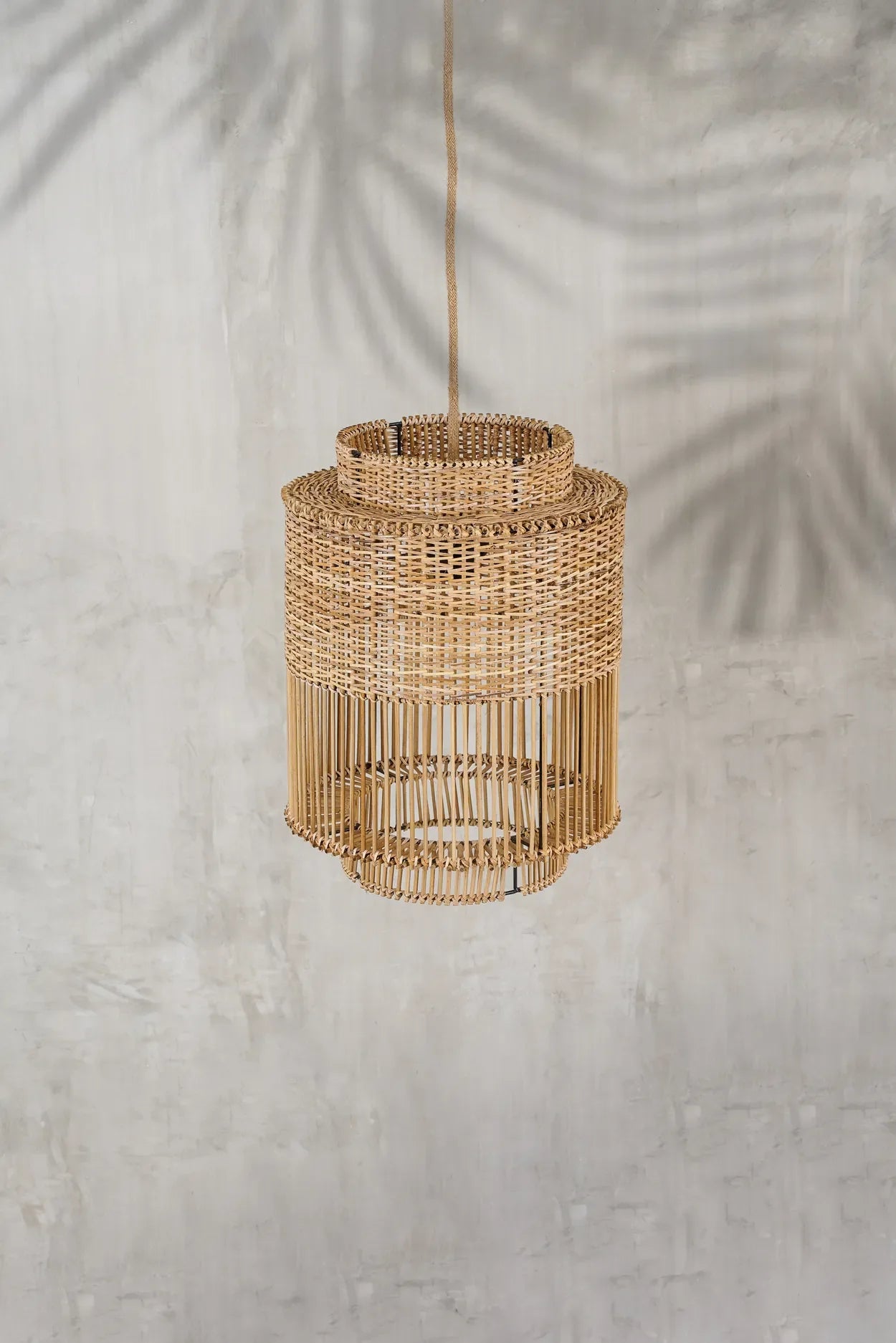 Suspension en rotin tressé naturel avec luminaire cylindrique, design à niveaux, Ø30 cm