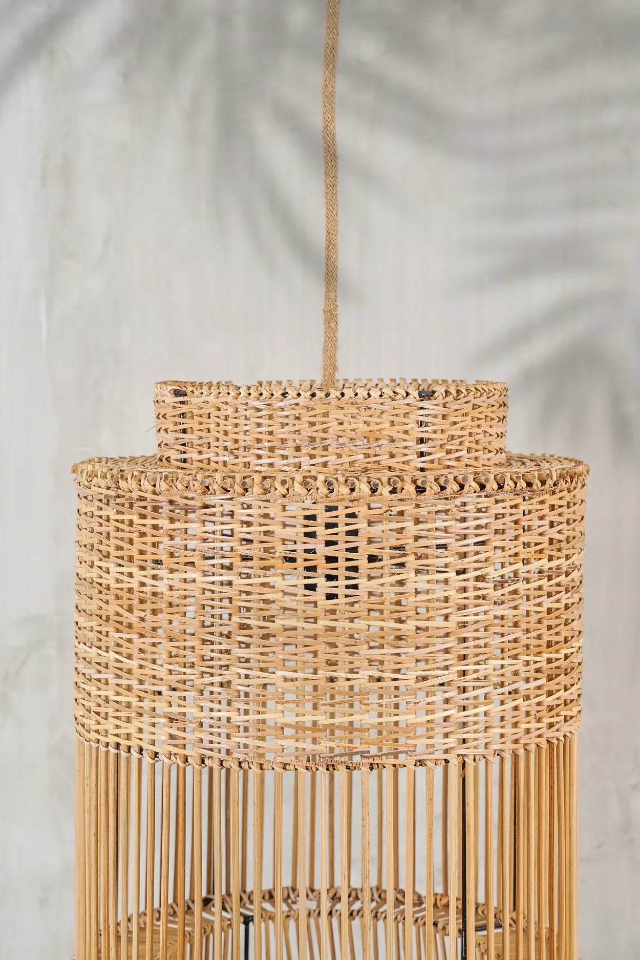 Suspension en rotin tressé naturel silhouette à niveaux de 30 cm avec luminaire en rotin