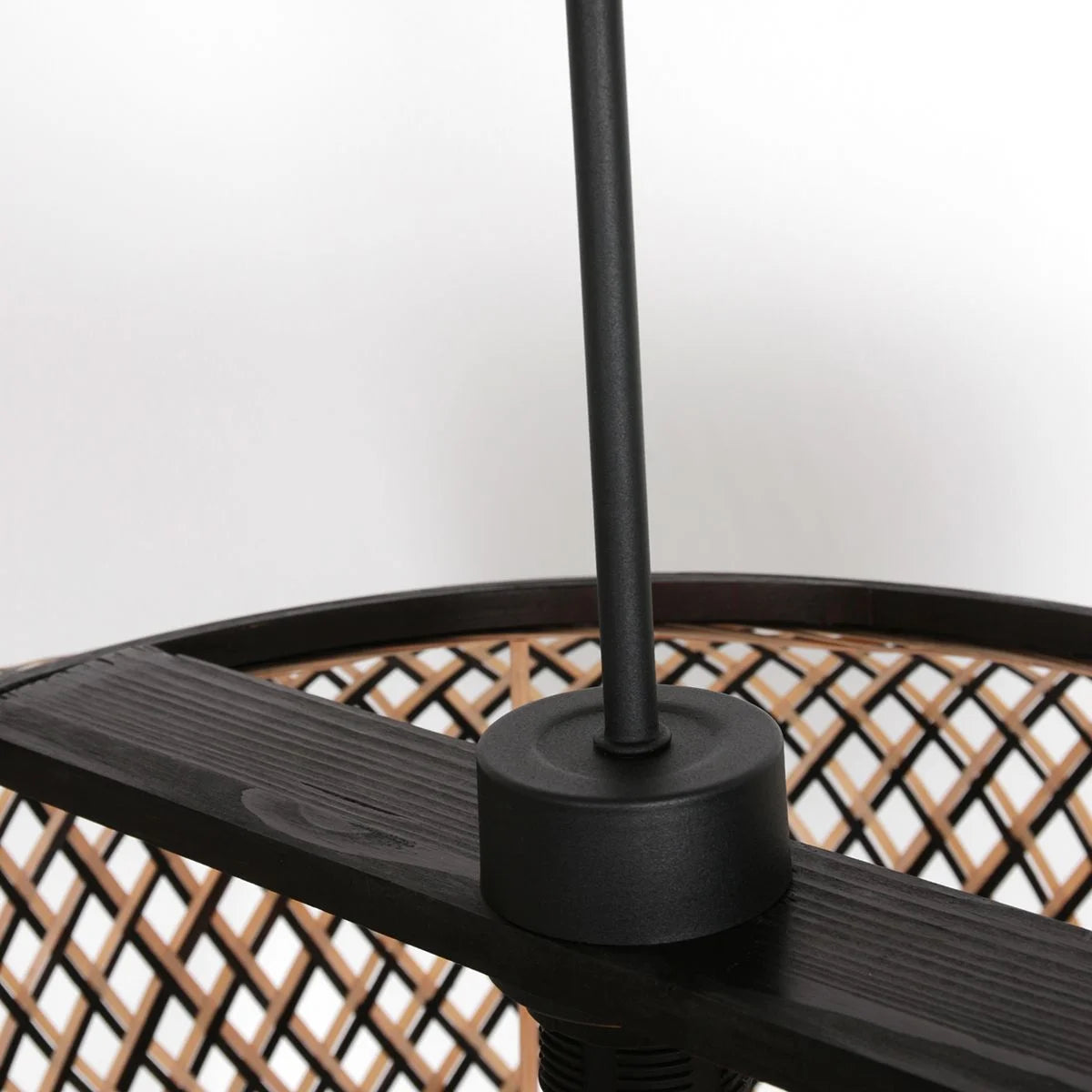 Suspension en rotin tressé noir et bois clair ovale de 60 cm avec plafonnier noir et tan