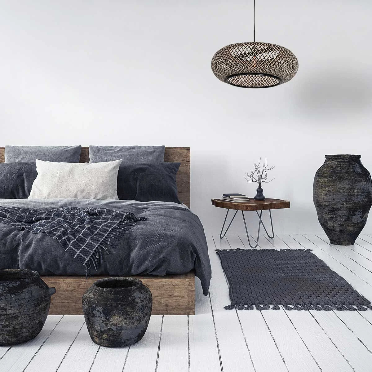 Intérieur de chambre rustique avec suspension en rotin tressé noir et bois clair ovale Ø60 cm