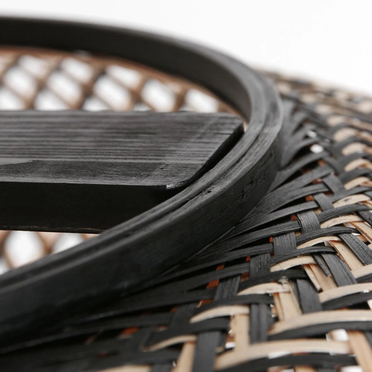 Panier en rotin tressé noir et clair oval de Ø60 cm pour décoration naturelle