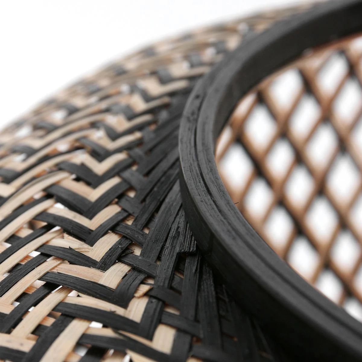 Panier tressé noir et bois clair ovale, suspension en rotin, diamètre 60 cm