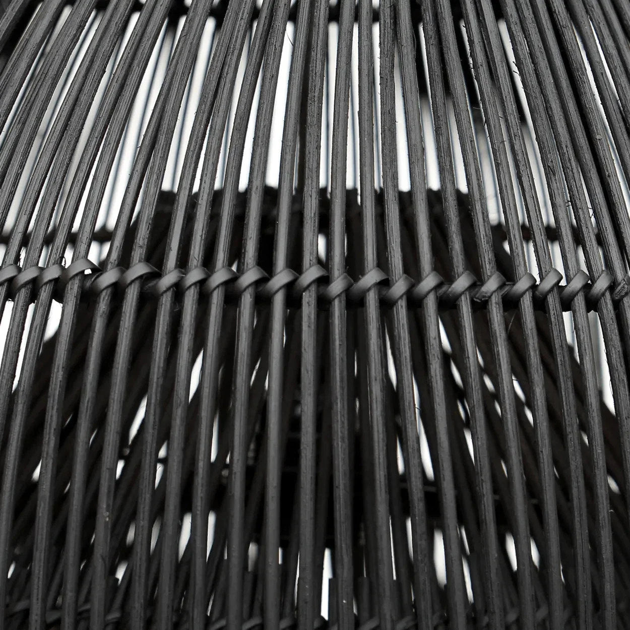 Abat-jour en rotin tressé noir forme goutte Ø50 cm texturé