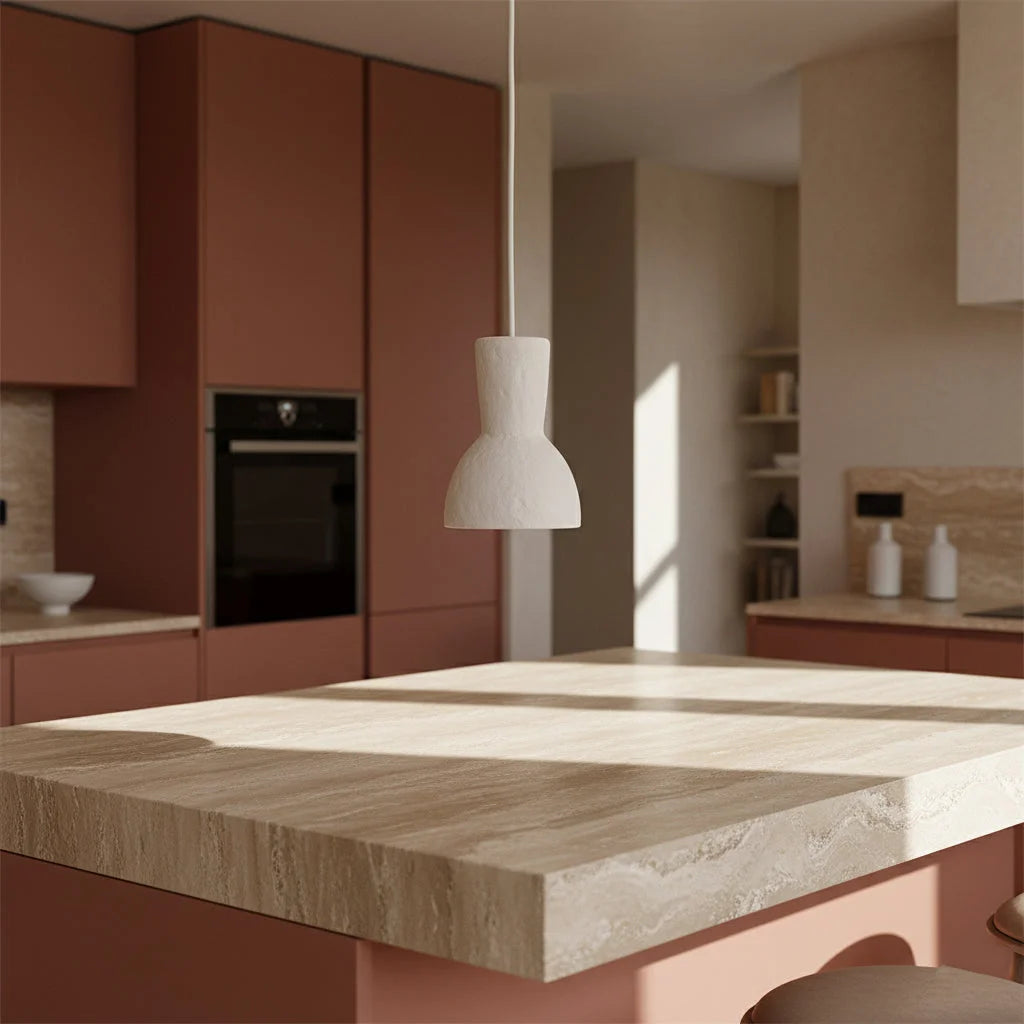 Suspension sablier plâtre blanc texturé 15x21 cm au-dessus îlot cuisine