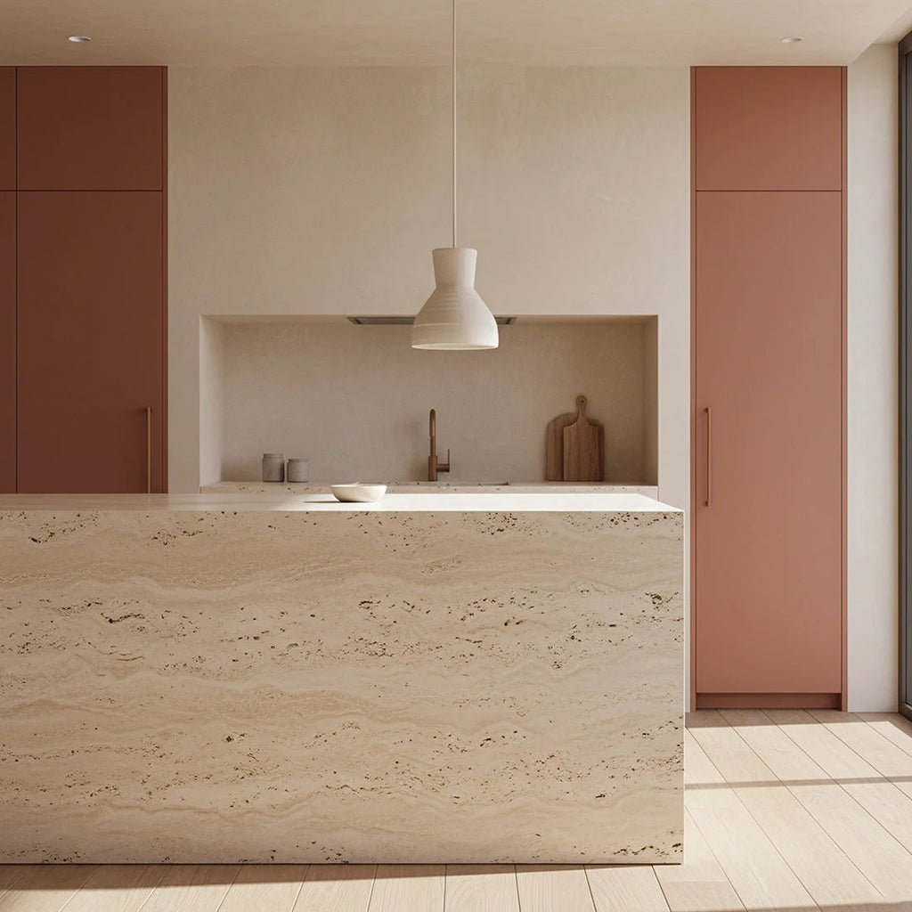 Îlot cuisine marbre beige veiné subtil poli avec suspension sablier texturée blanc cassé 15x17 cm