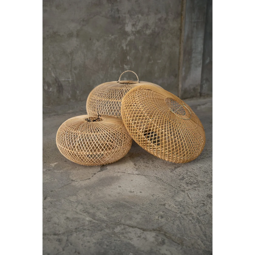 Suspension sphère en rotin naturel 50 cm avec trois paniers en bambou tressé ouvragé