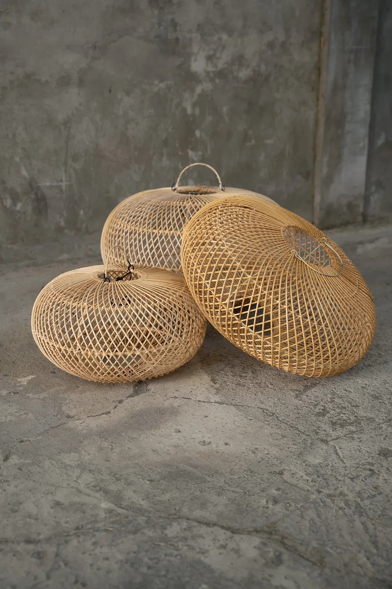 Suspension sphère en rotin naturel avec trois abat-jours en bambou tressé