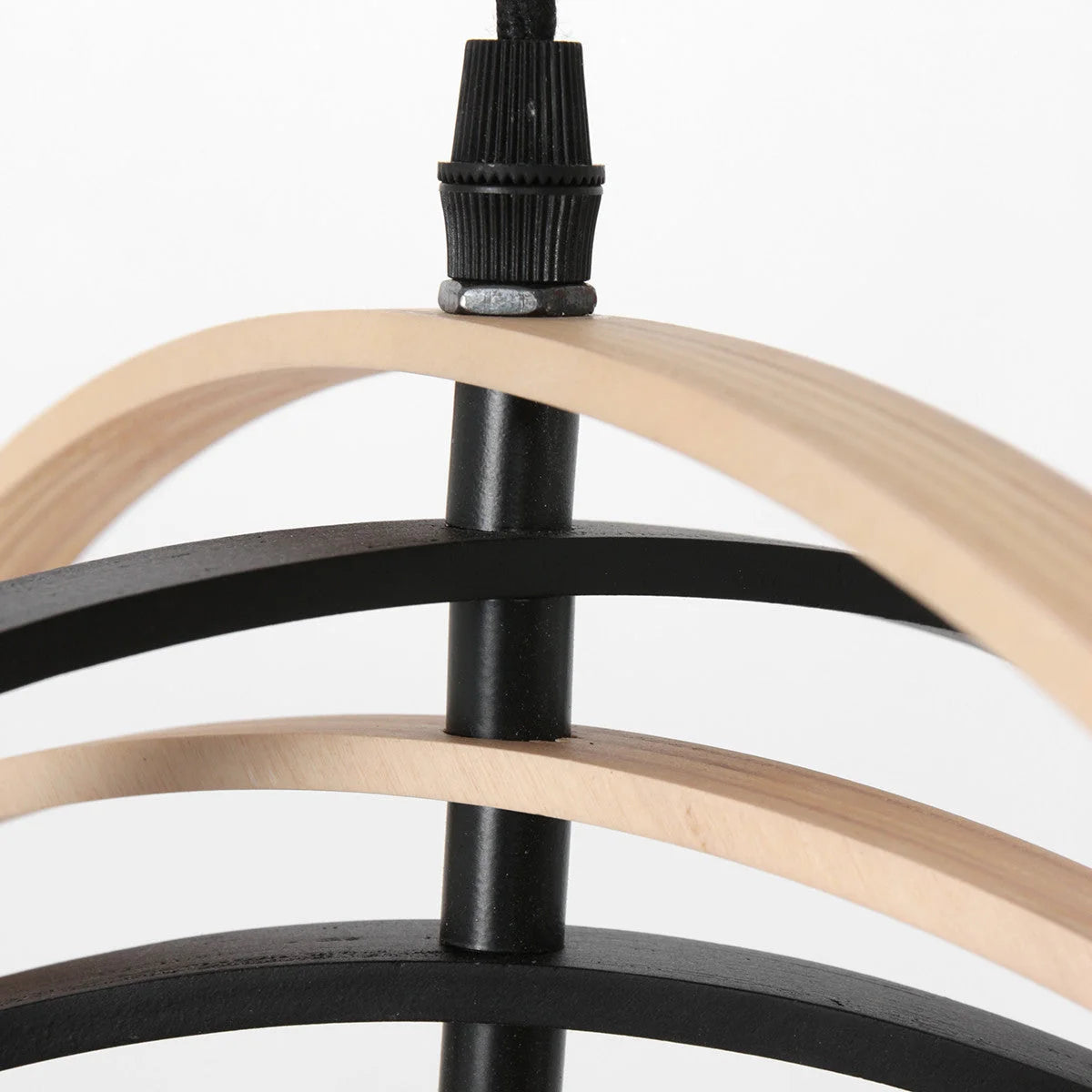 Suspension sphérique bois et métal noir cerceaux entrelacés, Ø45 cm dans un style moderne