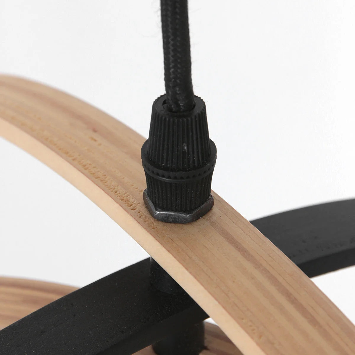 Fixture d’éclairage sphérique en bois et métal noir avec cerceaux entrelacés Ø45 cm