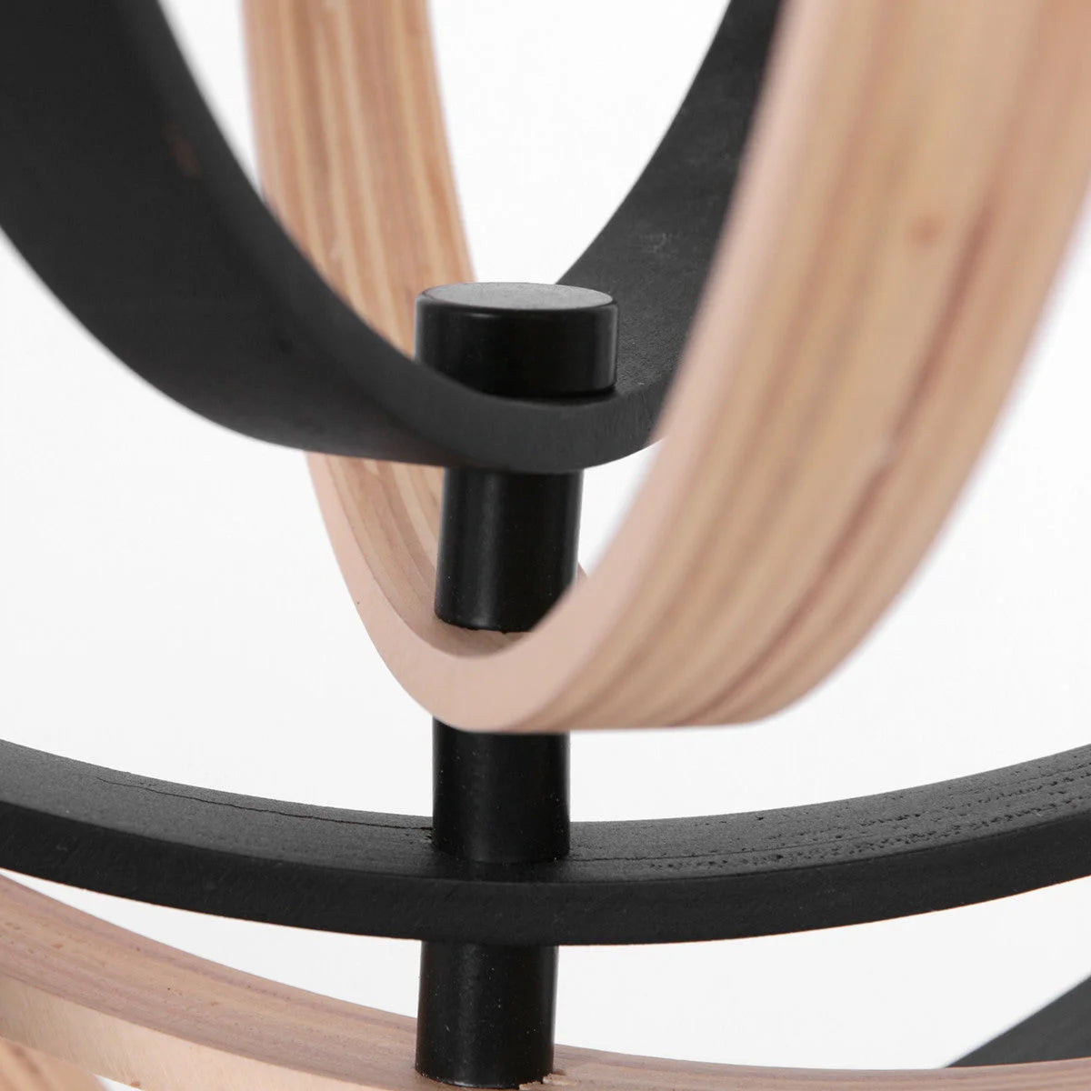 Détail d’une chaise suspendue moderne en bois et métal noir avec cerceaux entrelacés