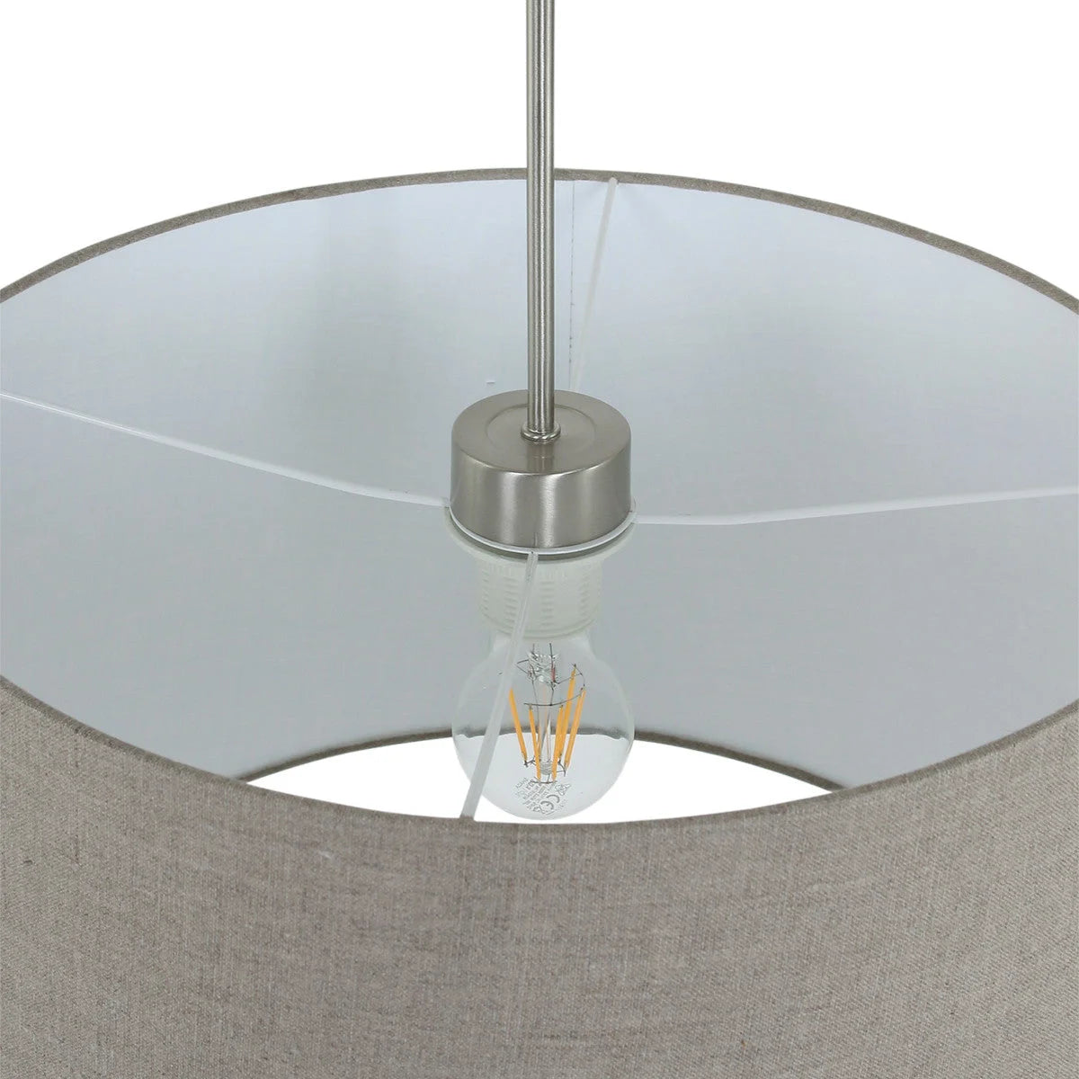Abat-jour en tissu beige en forme d’évasé avec fixation en métal brossé et ampoule à filament exposé