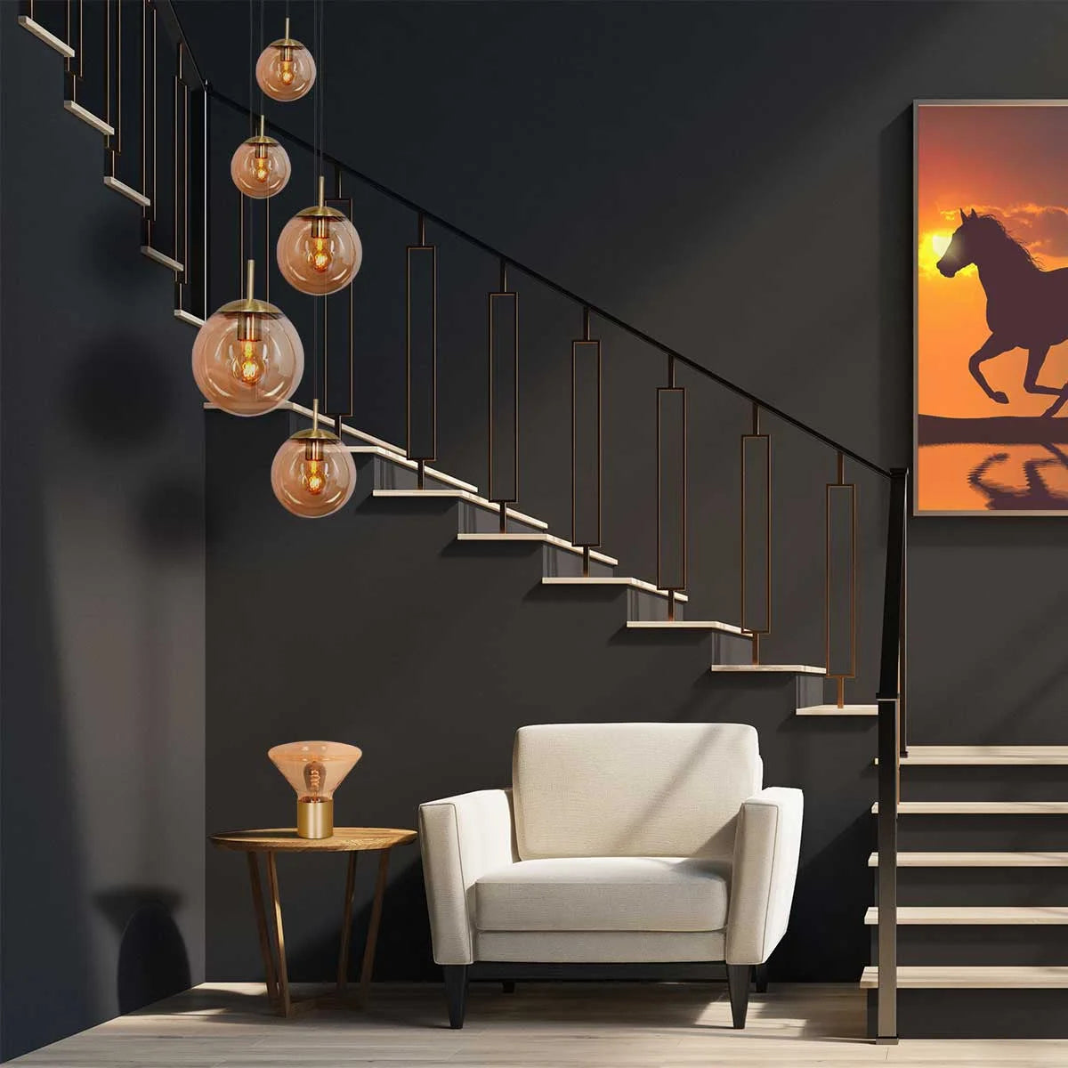 Escalier moderne avec lampes suspendues en verre ambré et laiton pour hauts plafonds
