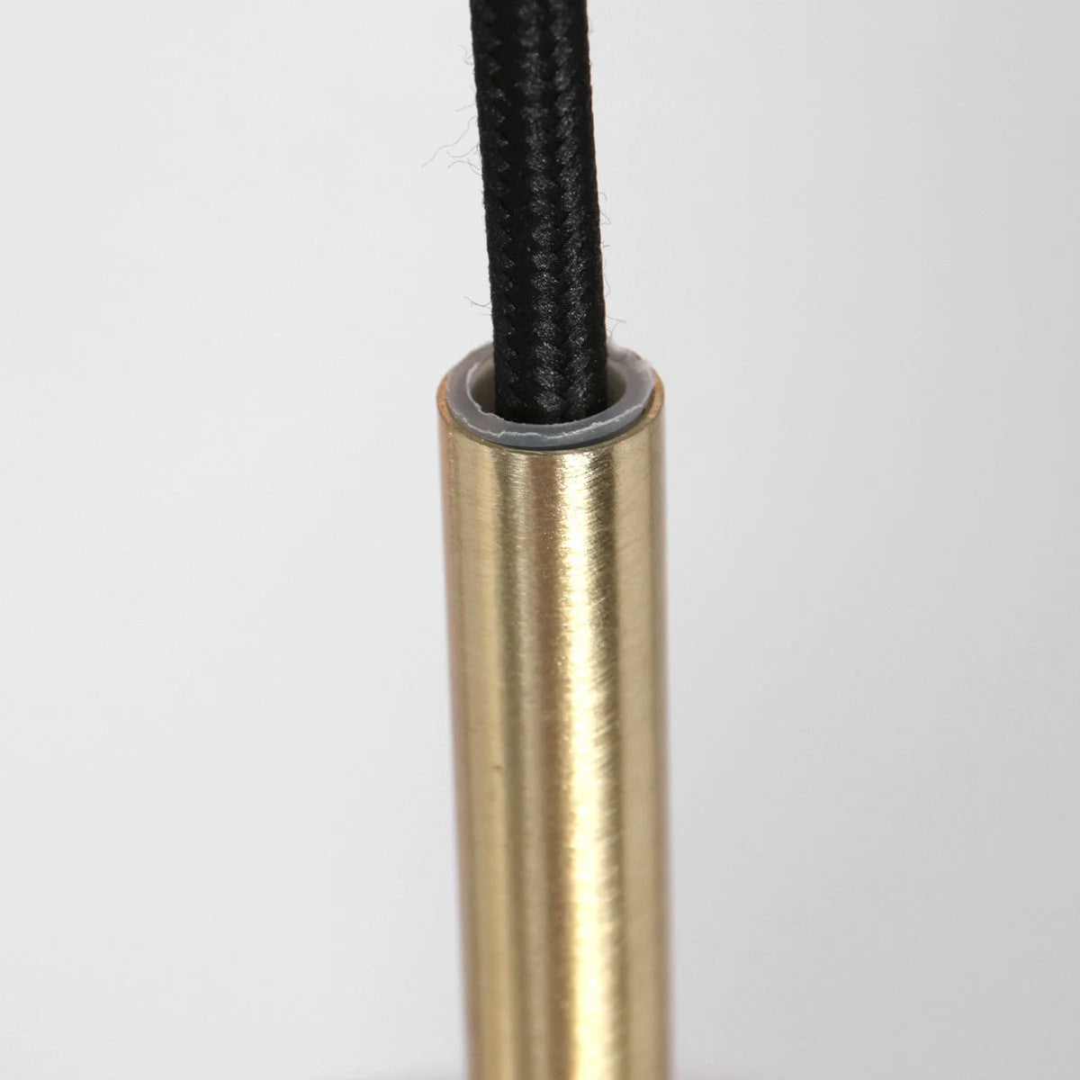 Tube en métal doré avec cordon noir pour suspension verre ambré et laiton