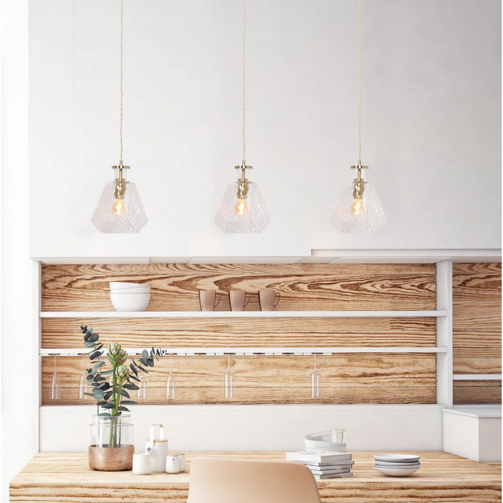 Suspension verre facetté et laiton doré à câble torsadé avec trois luminaires en verre clair