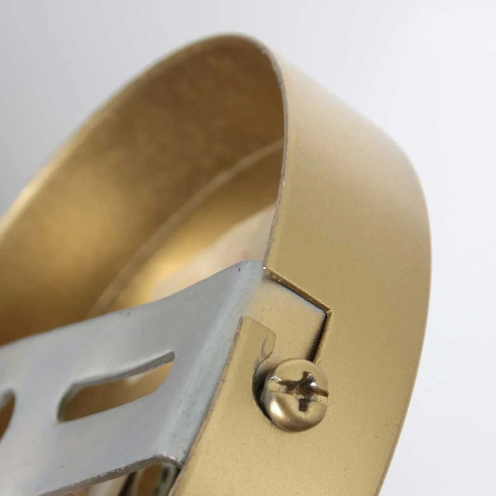 Bracelet en laiton doré avec pièce en métal argenté attachée par vis, style élégant