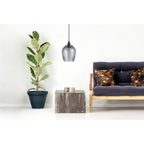 Futon en bois simple avec matelas violet foncé et coussins décoratifs