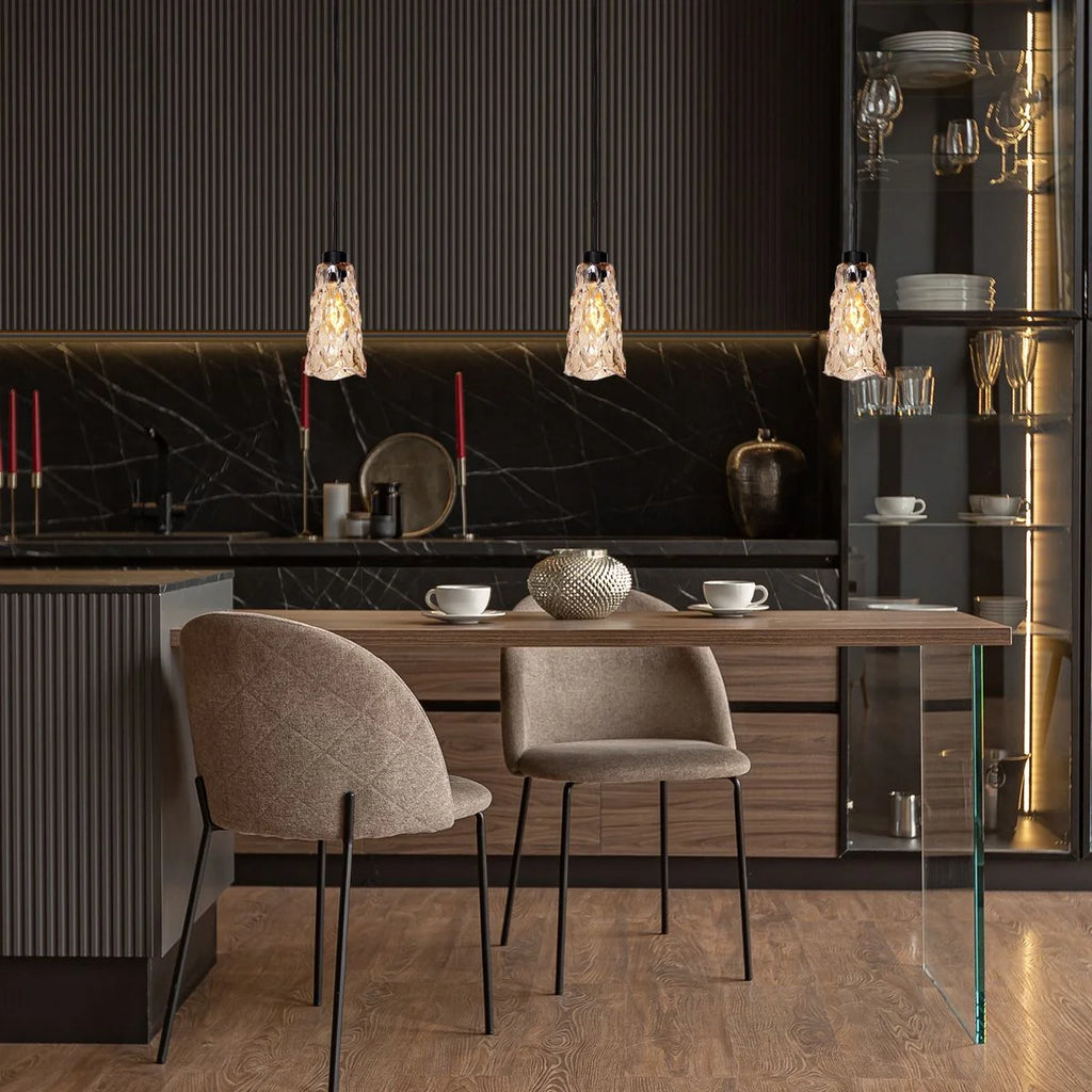 Intérieur de cuisine moderne avec suspension en verre ondulé ambre et métal noir ajustable