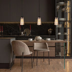 Intérieur de cuisine moderne avec suspension en verre ondulé ambre et métal noir ajustable